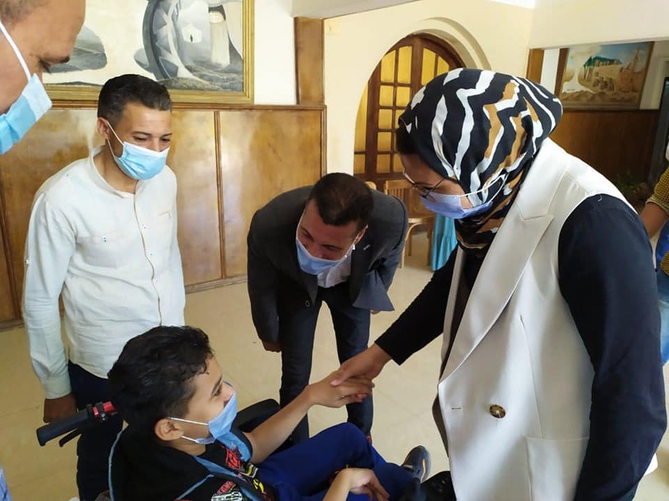 بيت الزكاة يدعم أطفال الوادي الجديد ذوي الهمم بمقاعد متحركة كهربائية (4)