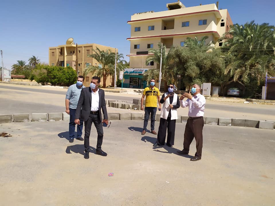 نائبة محافظ الوادي الجديد تتفقد تطوير ميدان 30 يونيو بالداخلة (3)