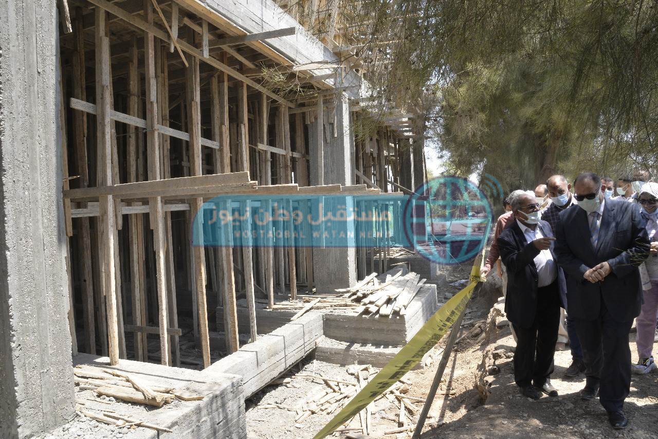 محافظ أسيوط يتفقد انشاء مجمعات الخدمات بقري أبنوب والفتح (9)