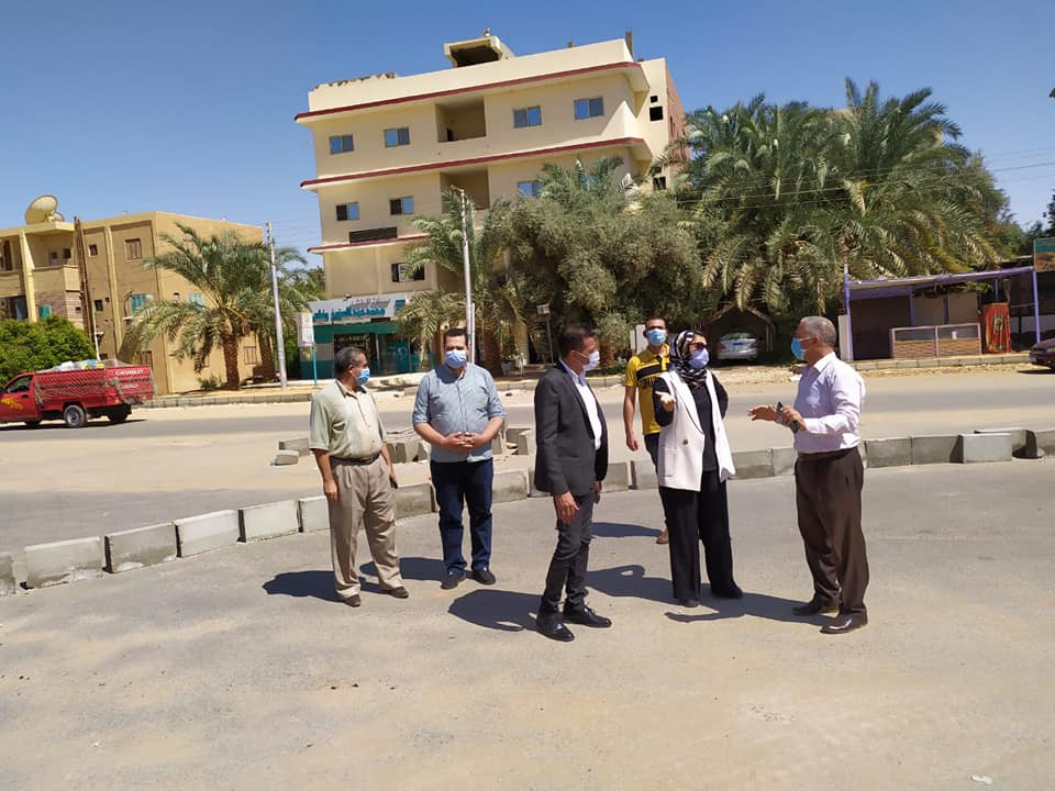 نائبة محافظ الوادي الجديد تتفقد تطوير ميدان 30 يونيو بالداخلة (5)
