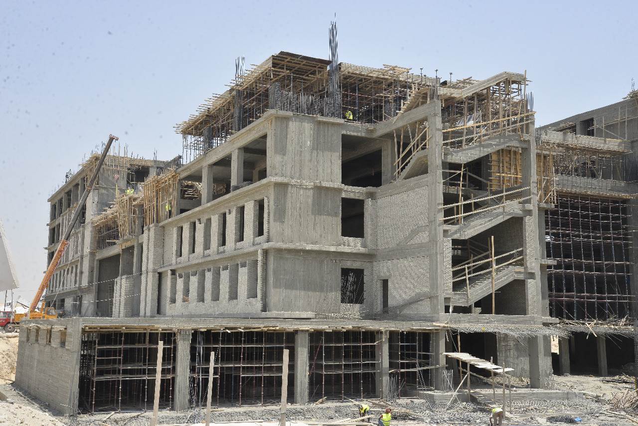 محافظ أسيوط يتفقد أعمال تنفيذ جامعة بدر بمدينة ناصر الجديدة (12)