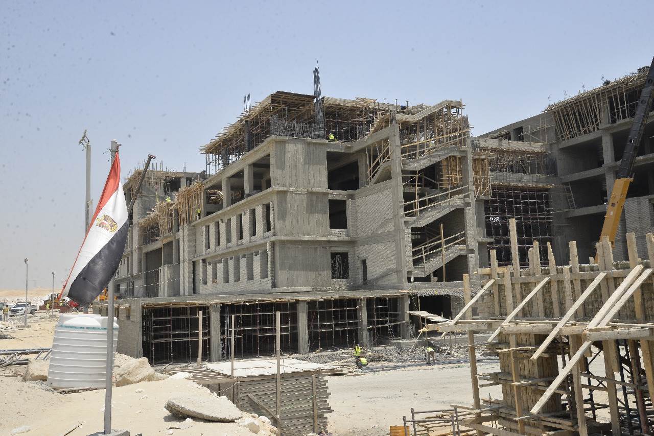 محافظ أسيوط يتفقد أعمال تنفيذ جامعة بدر بمدينة ناصر الجديدة (7)
