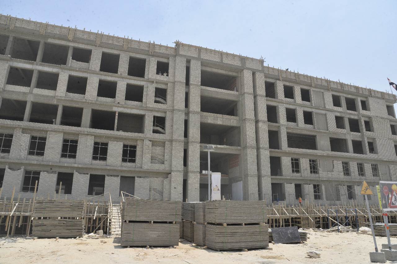 محافظ أسيوط يتفقد أعمال تنفيذ جامعة بدر بمدينة ناصر الجديدة (3)
