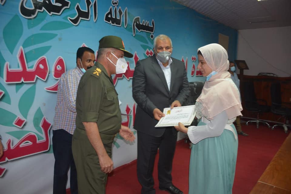 محافظ الوادي الجديد يكرم أوائل الشهادة الإعدادية بمركز الفرافرة (7)