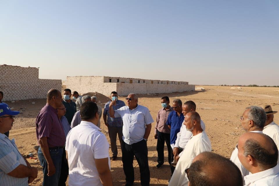 محافظ الوادى الجديد يتفقد أعمال مشروع حياة كريمة بدرب الأربعين بمركز باريس (2)
