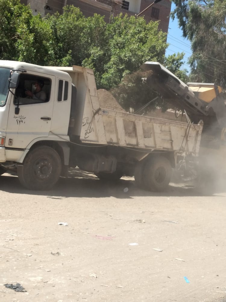 حملة نظافة وتشجير وندوات توعية بقرية بني مر بمركز الفتح (6)