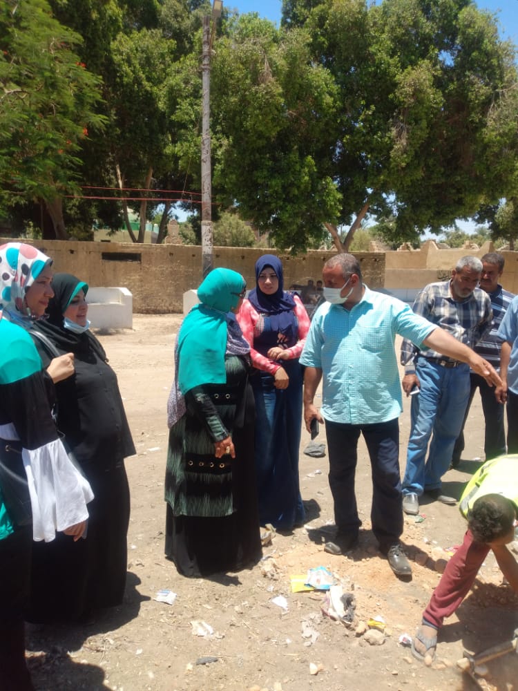 حملة نظافة وتشجير وندوات توعية بقرية بني مر بمركز الفتح (1)