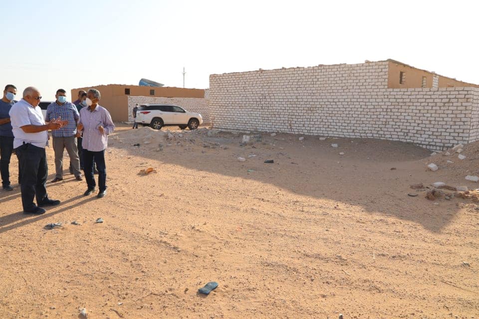 محافظ الوادى الجديد يتفقد أعمال مشروع حياة كريمة بدرب الأربعين بمركز باريس (4)
