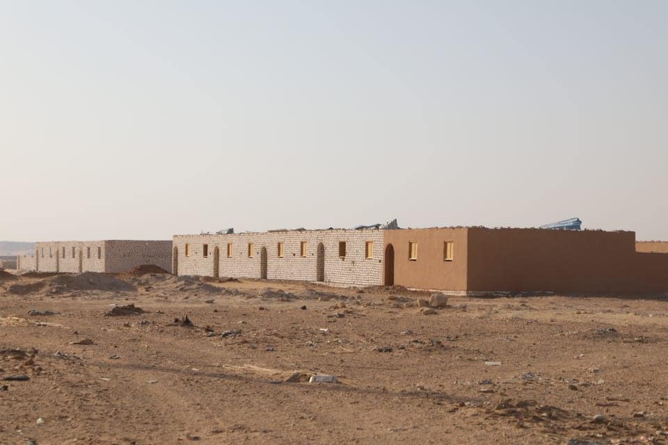 محافظ الوادى الجديد يتفقد أعمال مشروع حياة كريمة بدرب الأربعين بمركز باريس (6)