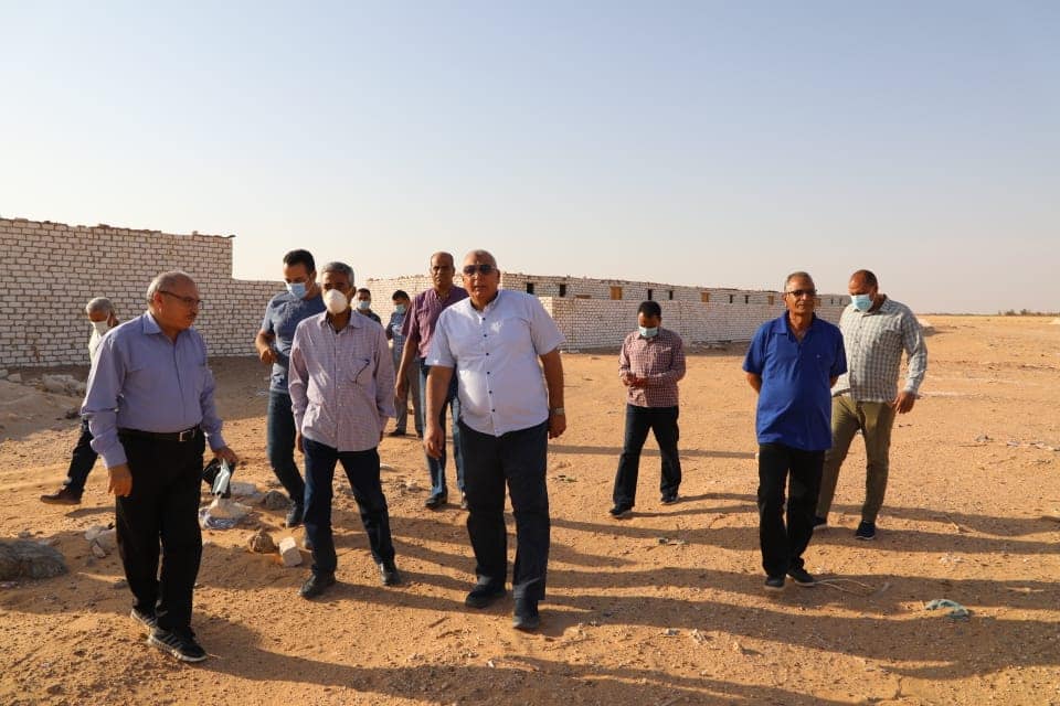 محافظ الوادى الجديد يتفقد أعمال مشروع حياة كريمة بدرب الأربعين بمركز باريس (7)