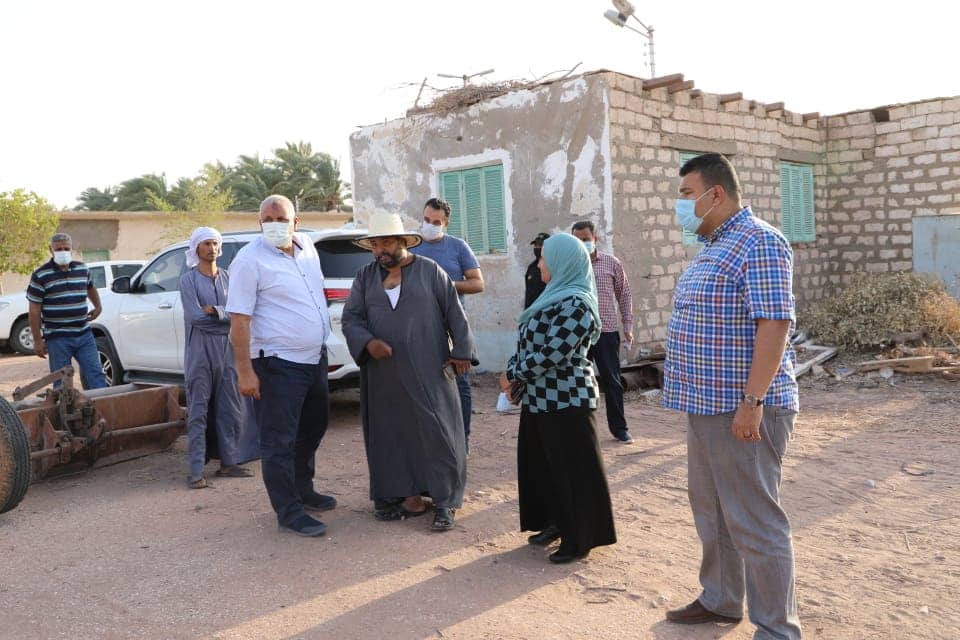 محافظ الوادي الجديد يتفقد مزرعة قري ناصر الثورة بالخارجة (3)