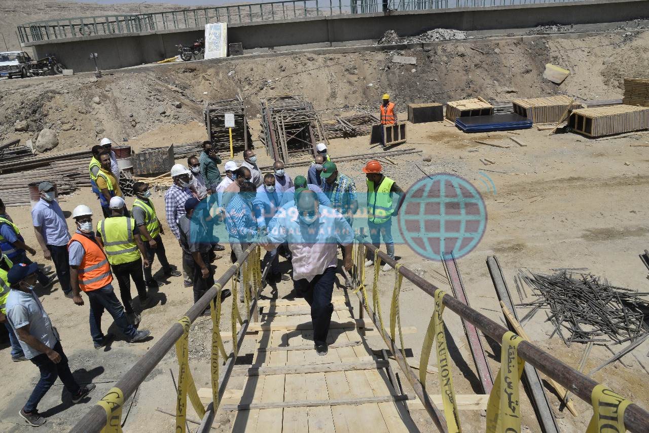 محافظ أسيوط ورئيس مجلس إدارة شركة المقاولون العرب يتفقدان توسعات محطة معالحة الزرابي (8)