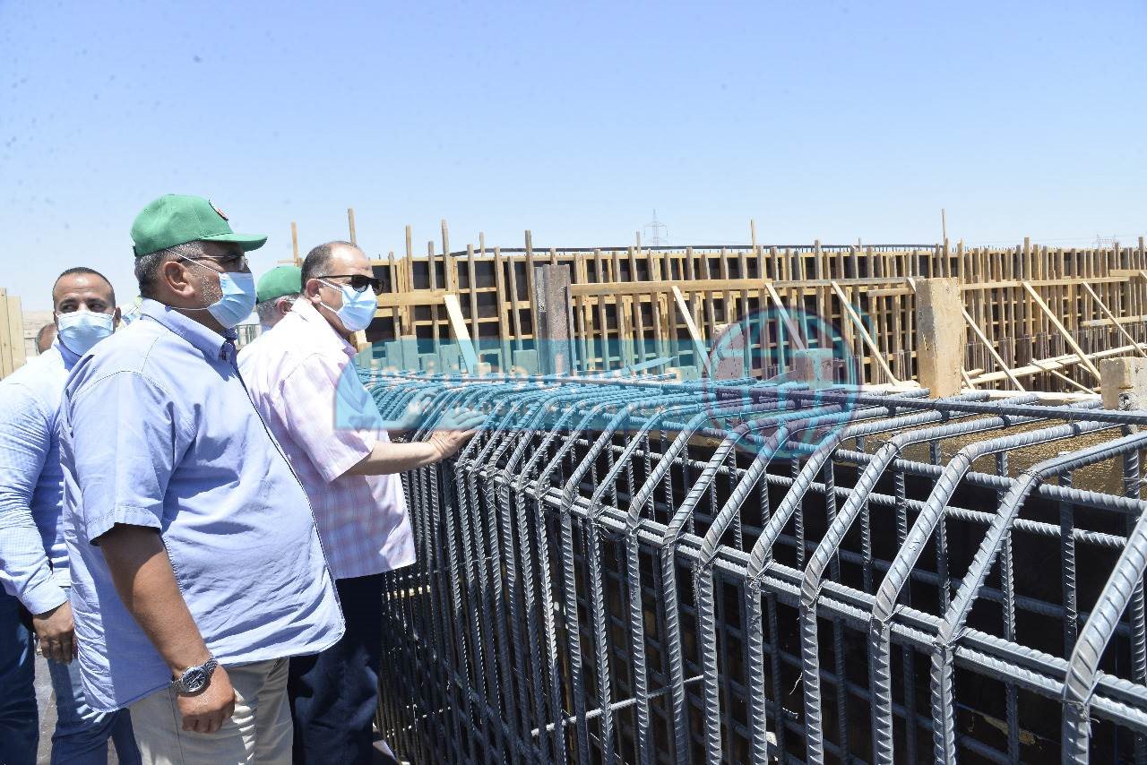 محافظ أسيوط ورئيس مجلس إدارة شركة المقاولون العرب يتفقدان توسعات محطة معالحة الزرابي (5)