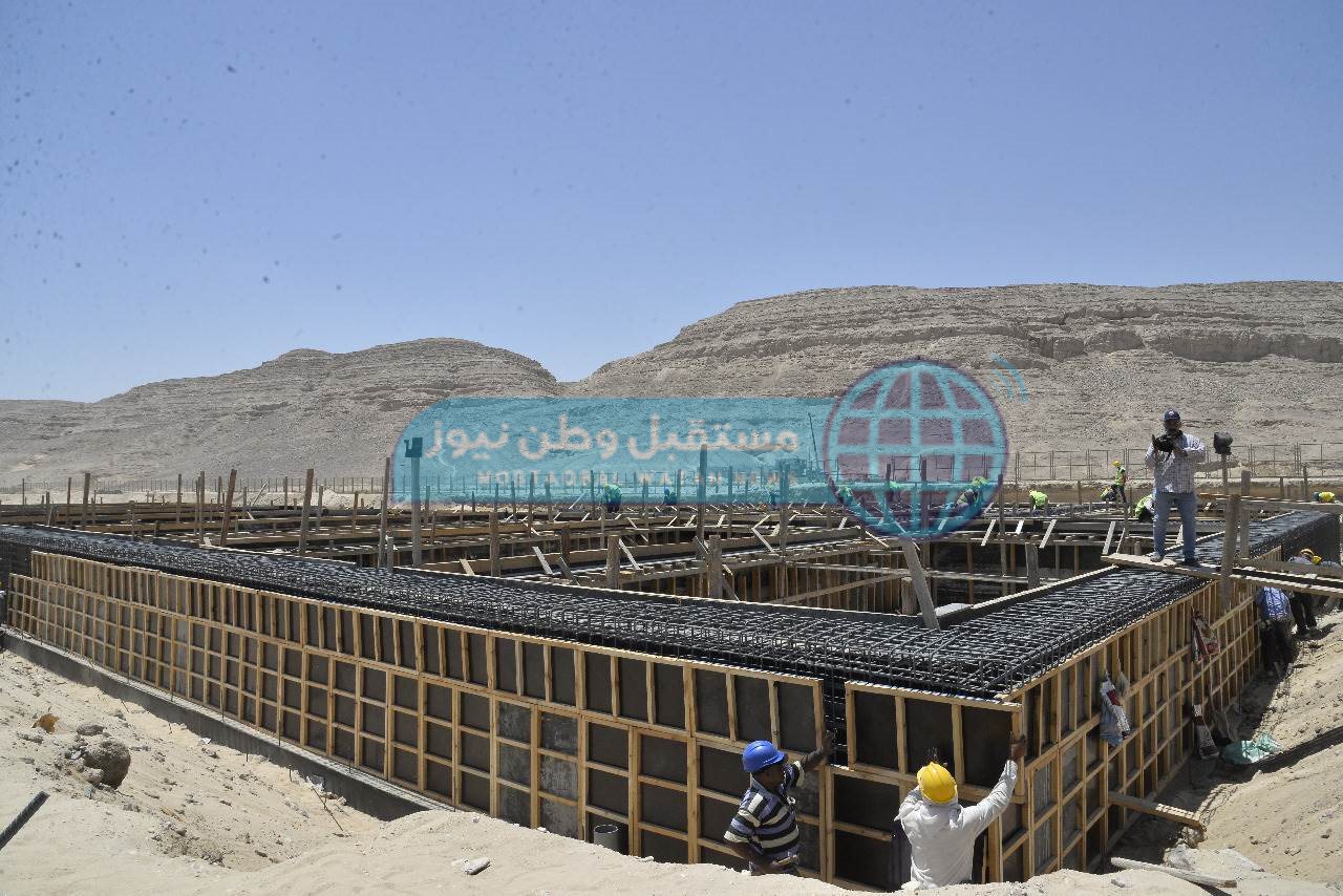 محافظ أسيوط ورئيس مجلس إدارة شركة المقاولون العرب يتفقدان توسعات محطة معالحة الزرابي (4)