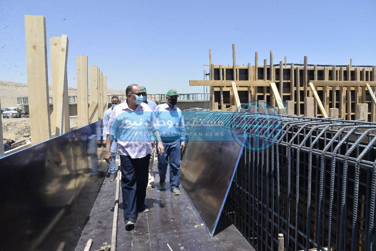 محافظ أسيوط ورئيس مجلس إدارة شركة المقاولون العرب يتفقدان توسعات محطة معالحة الزرابي (3)