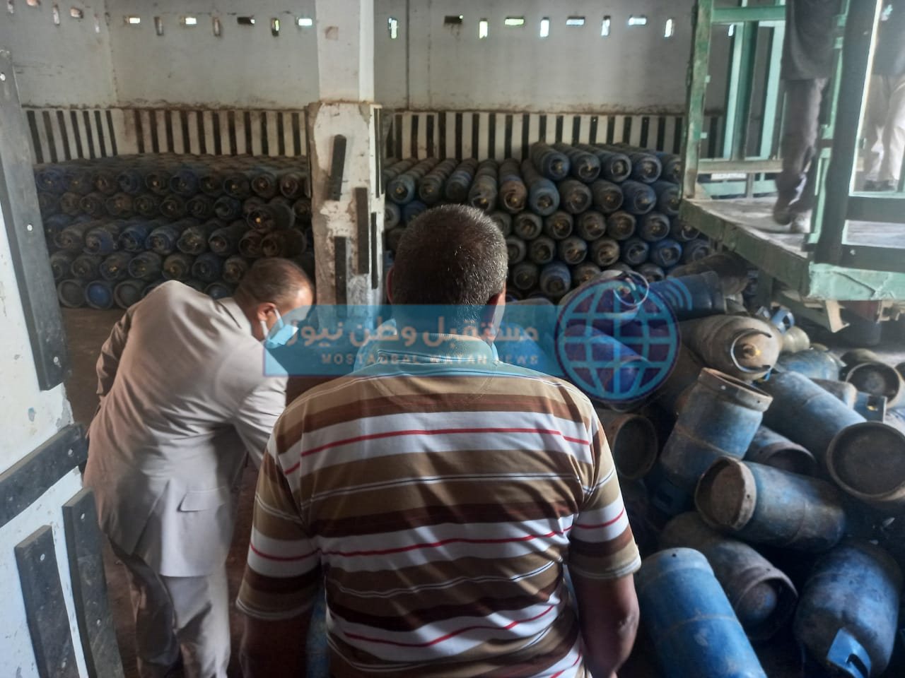 السكرتير المساعد يتفقد 140 عمارة ومستودع انابيب البوتاجاز بمنقباد للوقوف على المشكلات (1)