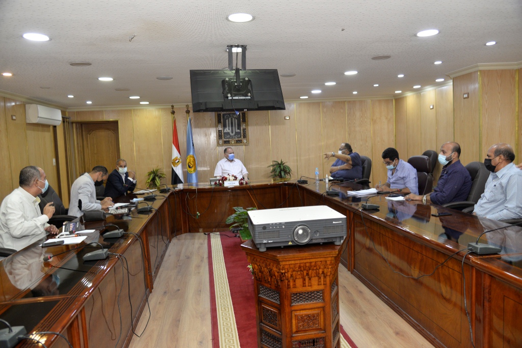 محافظ أسيوط يناقش تذليل العقبات لتشغيل مشروع محطة صرف ديروط (7)