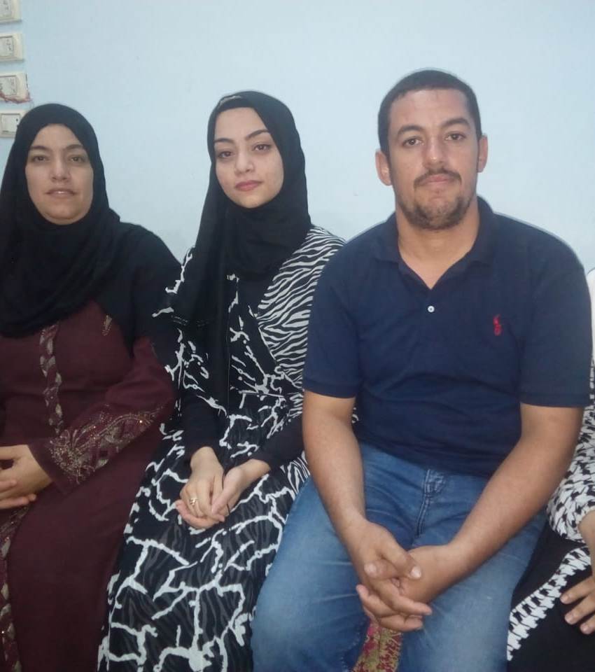 تغريد وسط والدتها وخالها بمركز الخارجة