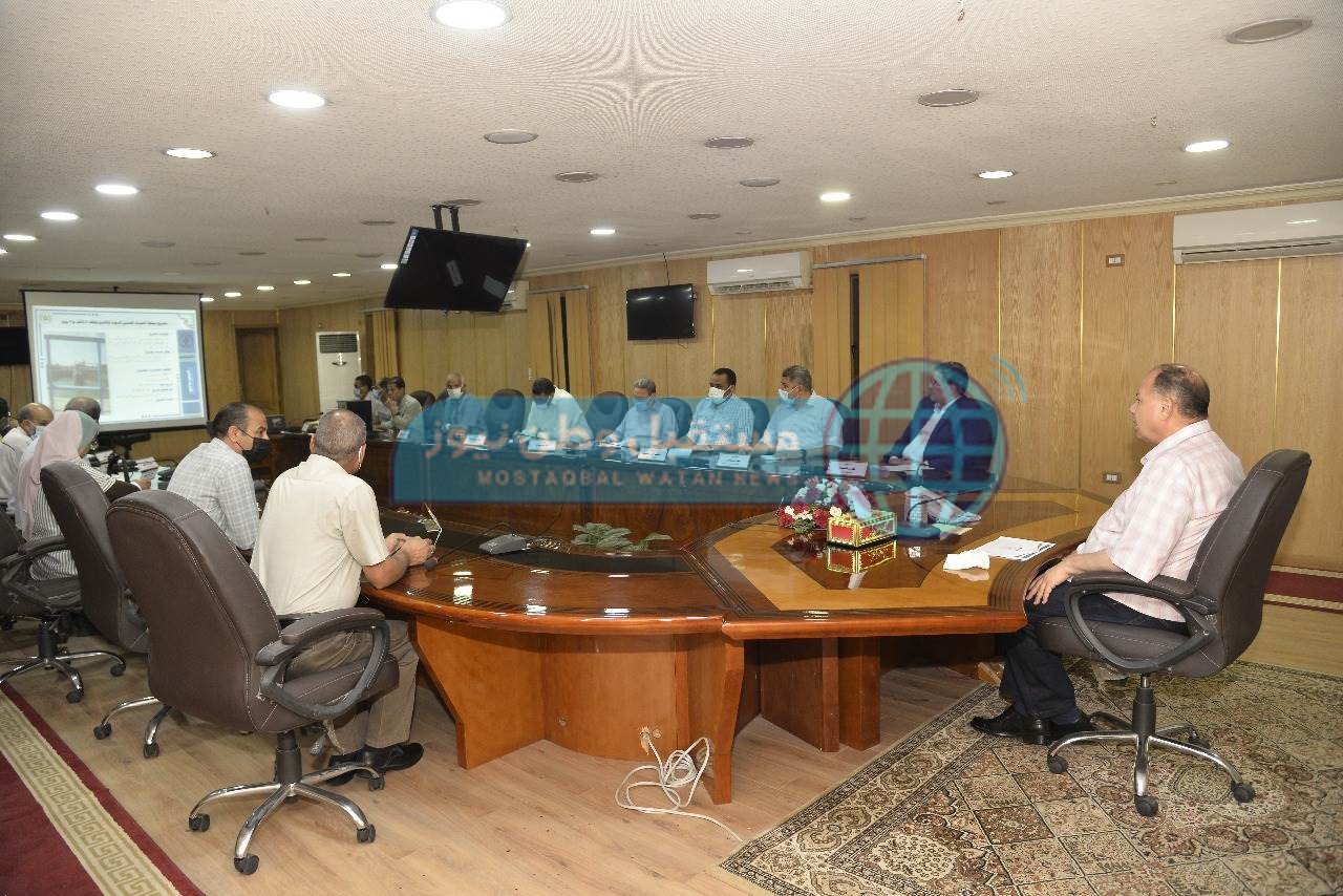 محافظ أسيوط يناقش حلول تشغيل المعالجة الثلاثية لصرف أبنوب والفتح وأسيوط الجديدة (2)