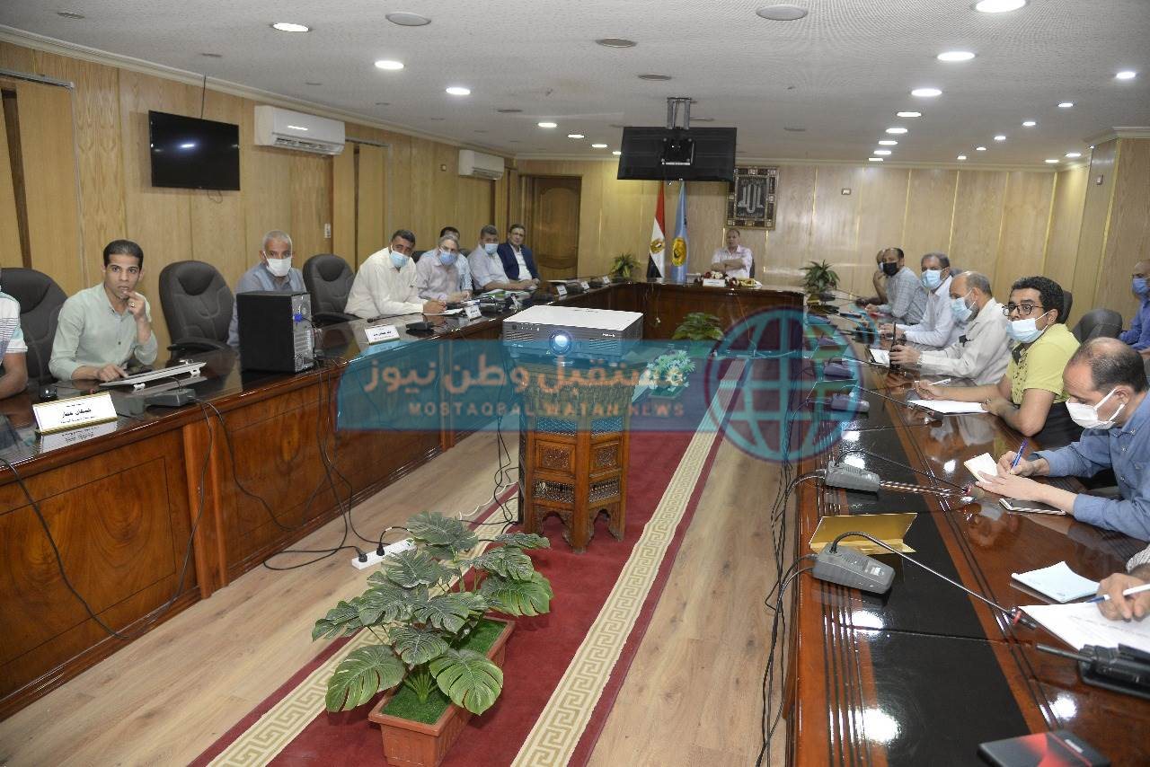 محافظ أسيوط يناقش حلول تشغيل المعالجة الثلاثية لصرف أبنوب والفتح وأسيوط الجديدة (1)