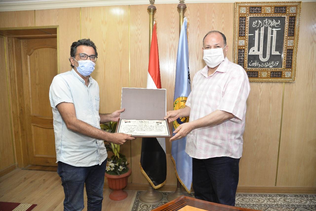 محافظ أسيوط يكرم رئيس فرع شركة المقاولون العرب بالمحافظة (2)