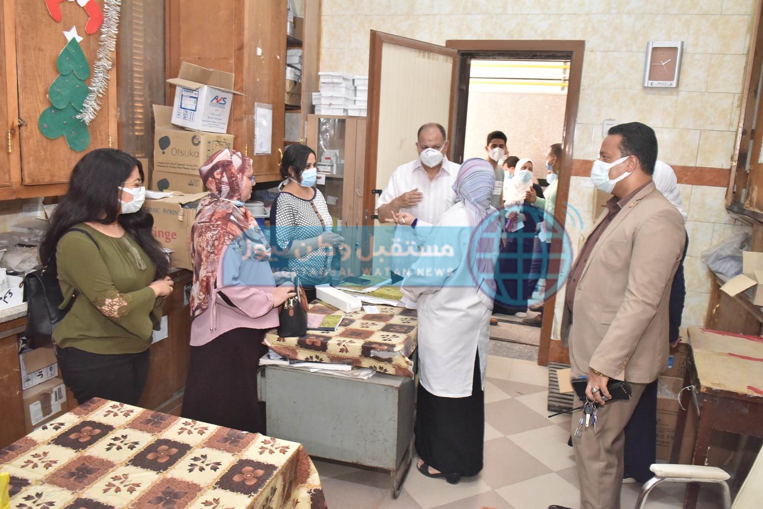 محافظ أسيوط يتفقد بمستشفى الحميات ويتابع تلقى الراغبين فى السفر للخارج للقاح (19)