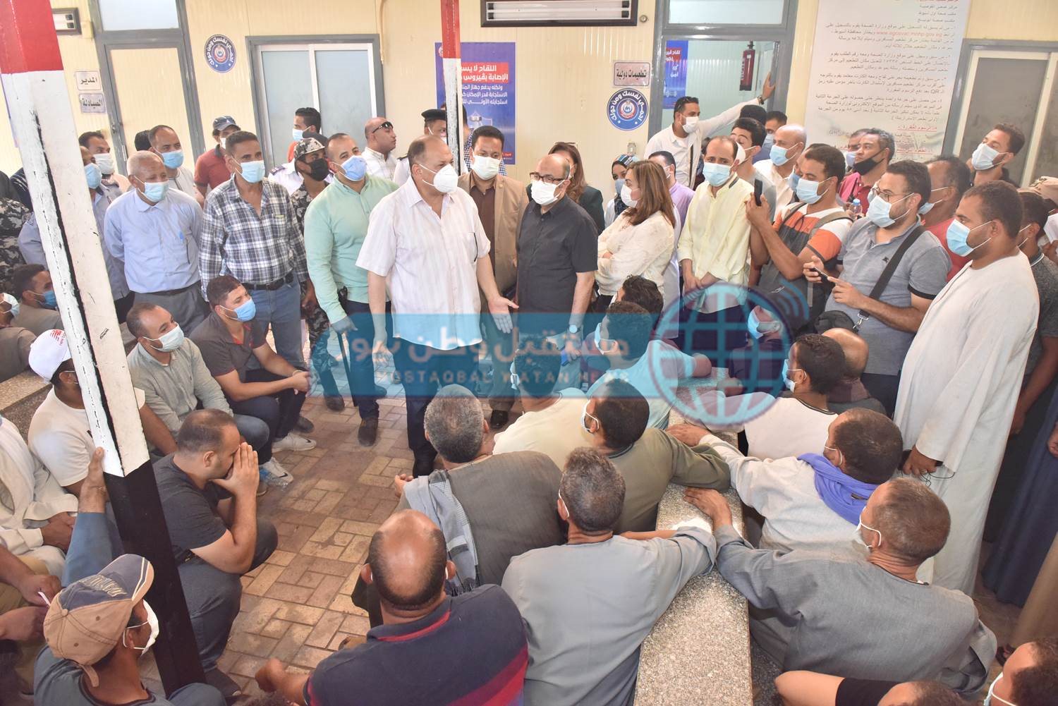 محافظ أسيوط يتفقد بمستشفى الحميات ويتابع تلقى الراغبين فى السفر للخارج للقاح (13)
