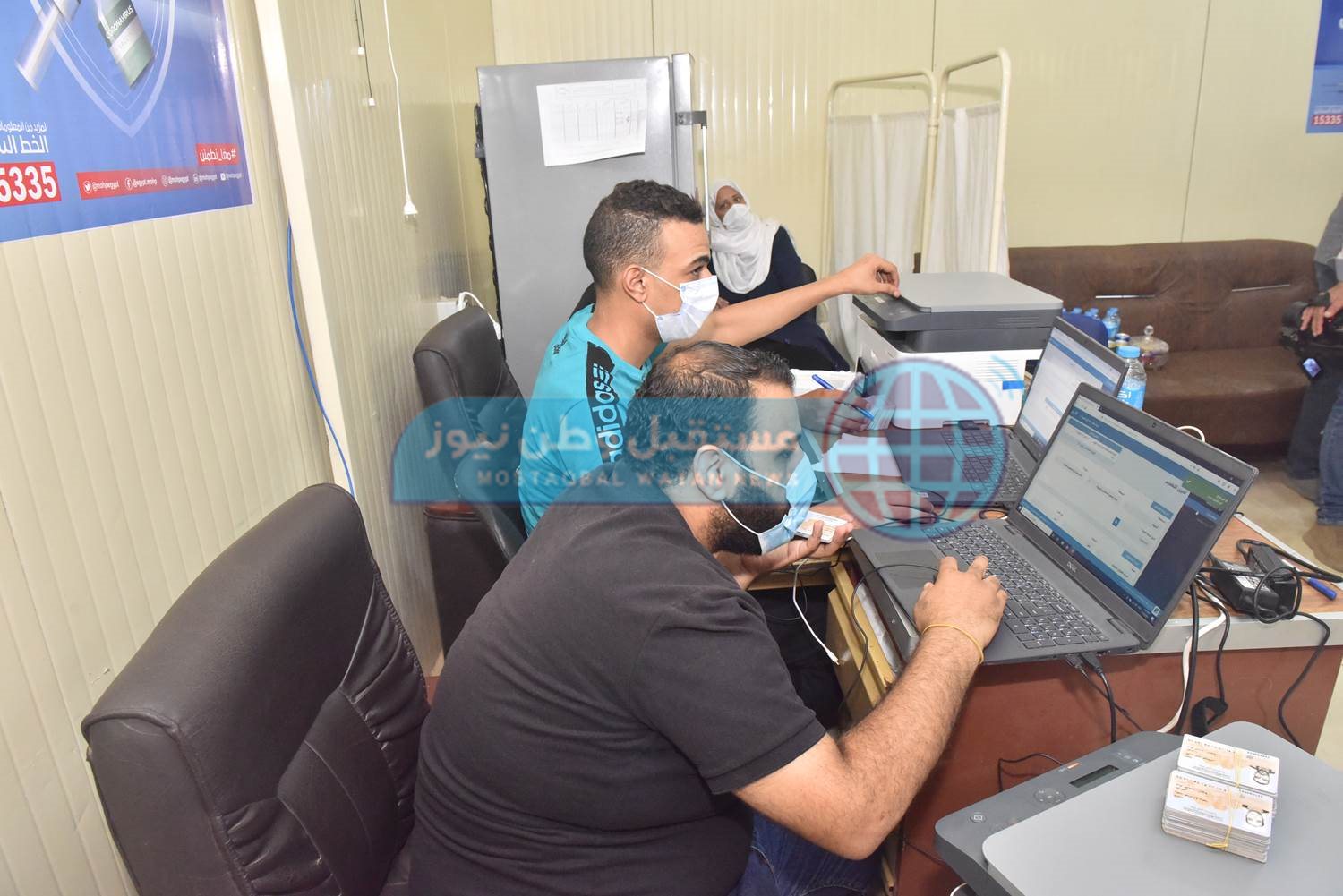 محافظ أسيوط يتفقد بمستشفى الحميات ويتابع تلقى الراغبين فى السفر للخارج للقاح (12)