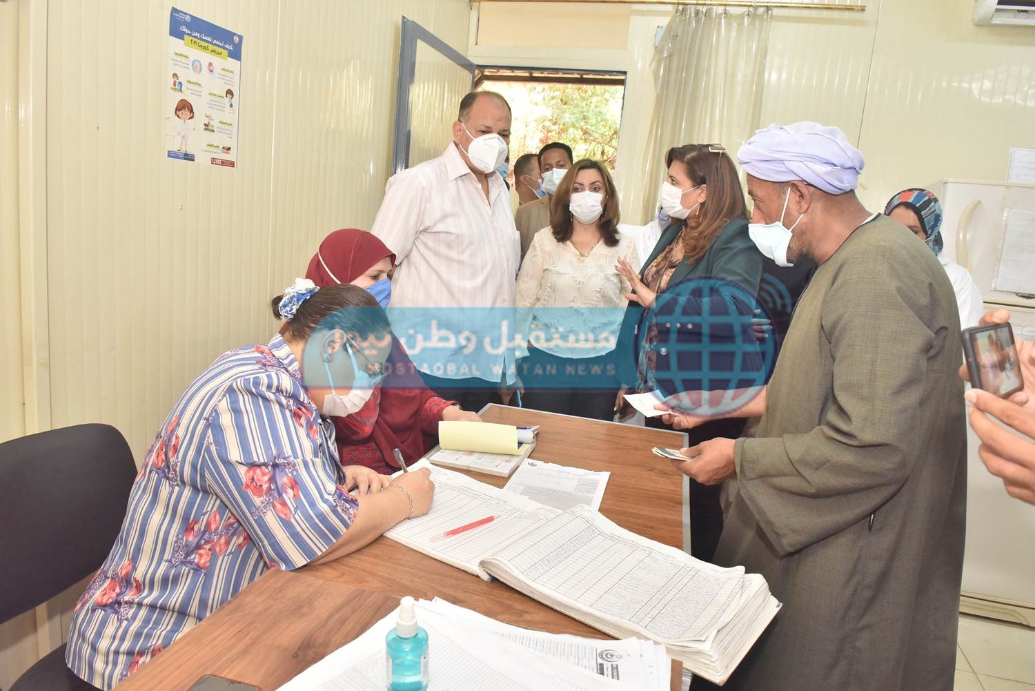 محافظ أسيوط يتفقد بمستشفى الحميات ويتابع تلقى الراغبين فى السفر للخارج للقاح (10)