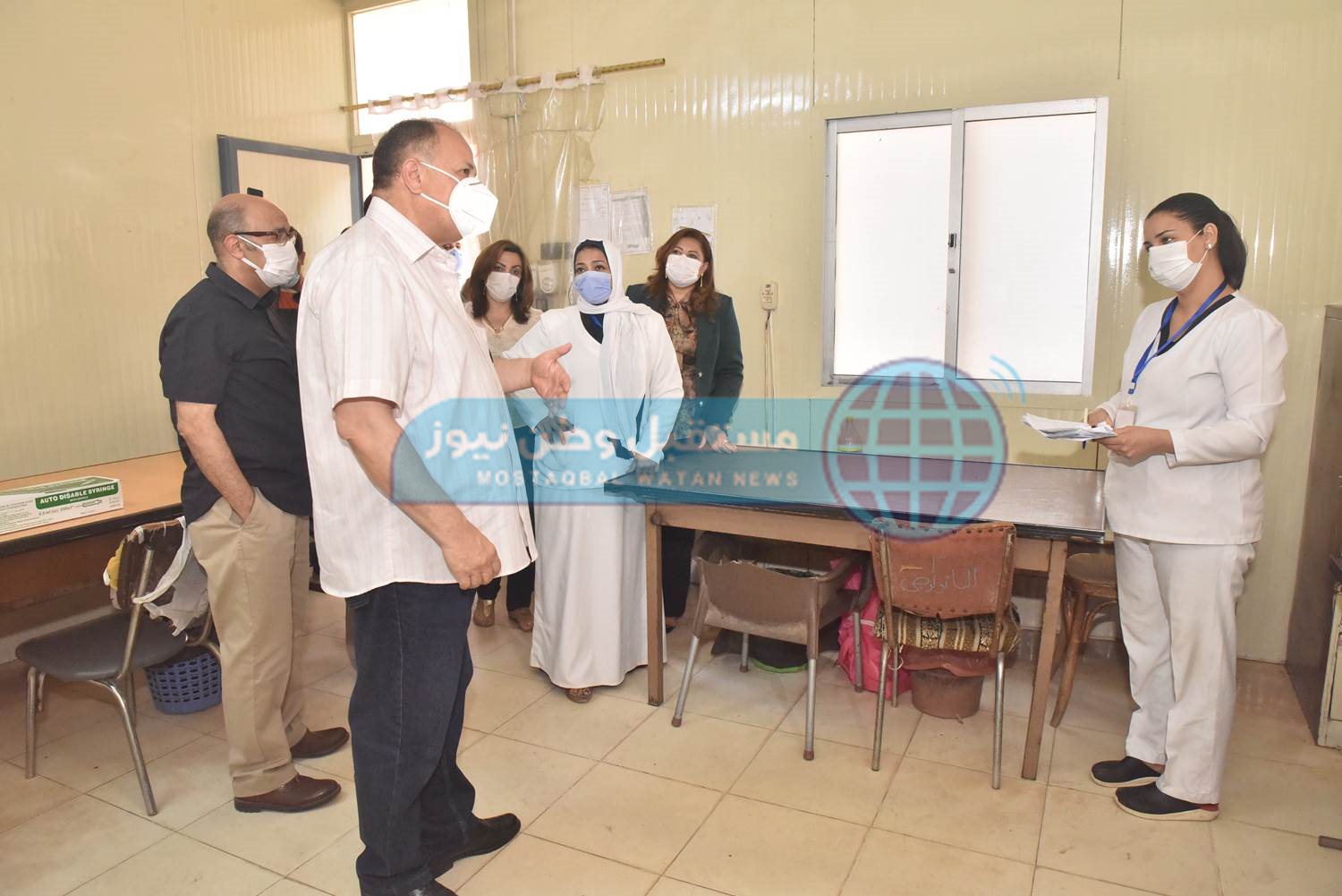 محافظ أسيوط يتفقد بمستشفى الحميات ويتابع تلقى الراغبين فى السفر للخارج للقاح (7)