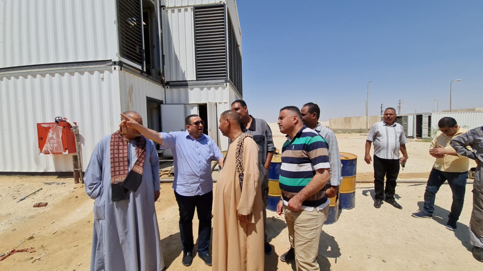 النائب تامر عبد القادر عضو مجلس انلواب يتفقد محطات كهرباء الفرافرة (3)