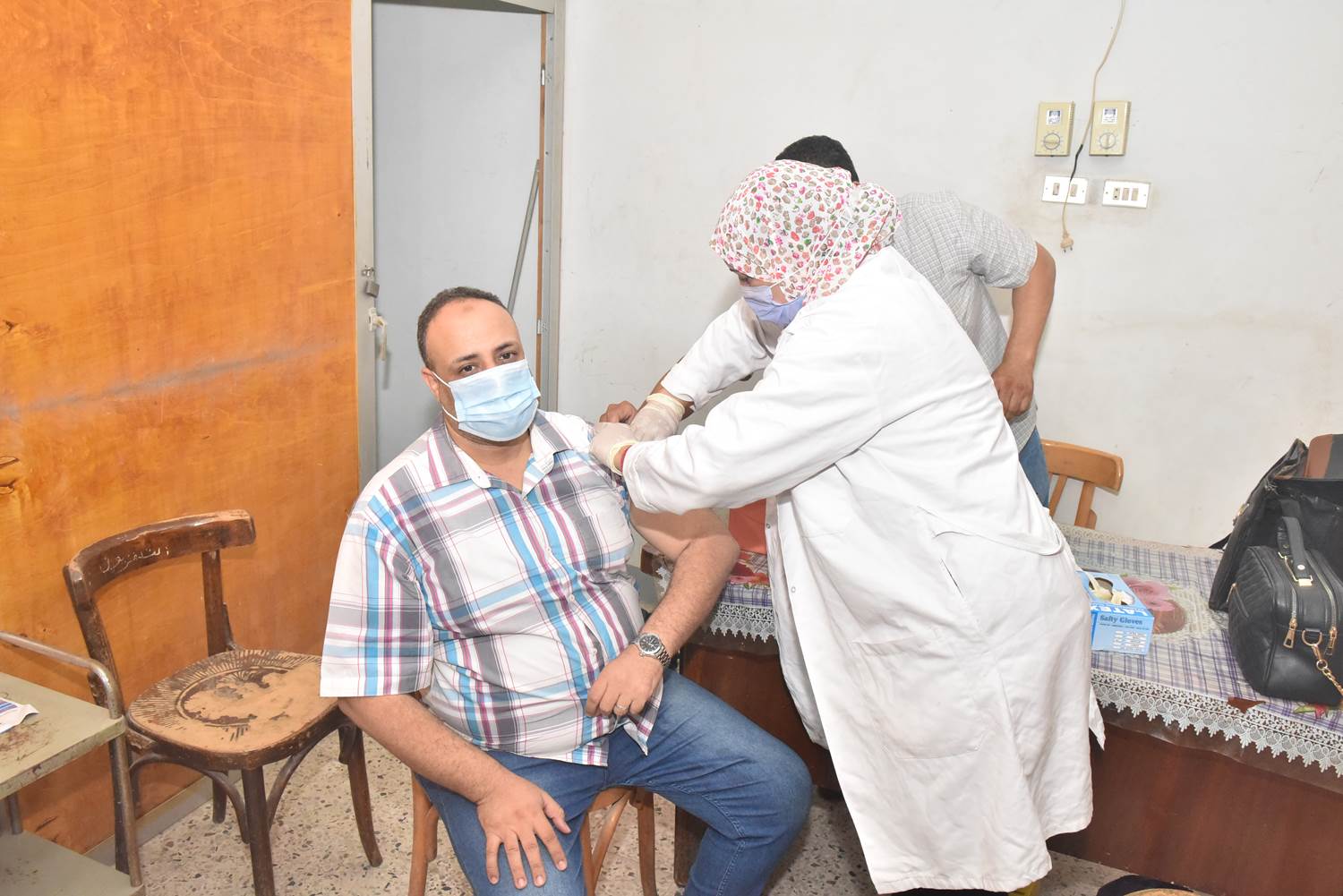 محافظ أسيوط يعلن انطلاق حملة لتلقي لقاح كورونا بديوان المحافظة (5)