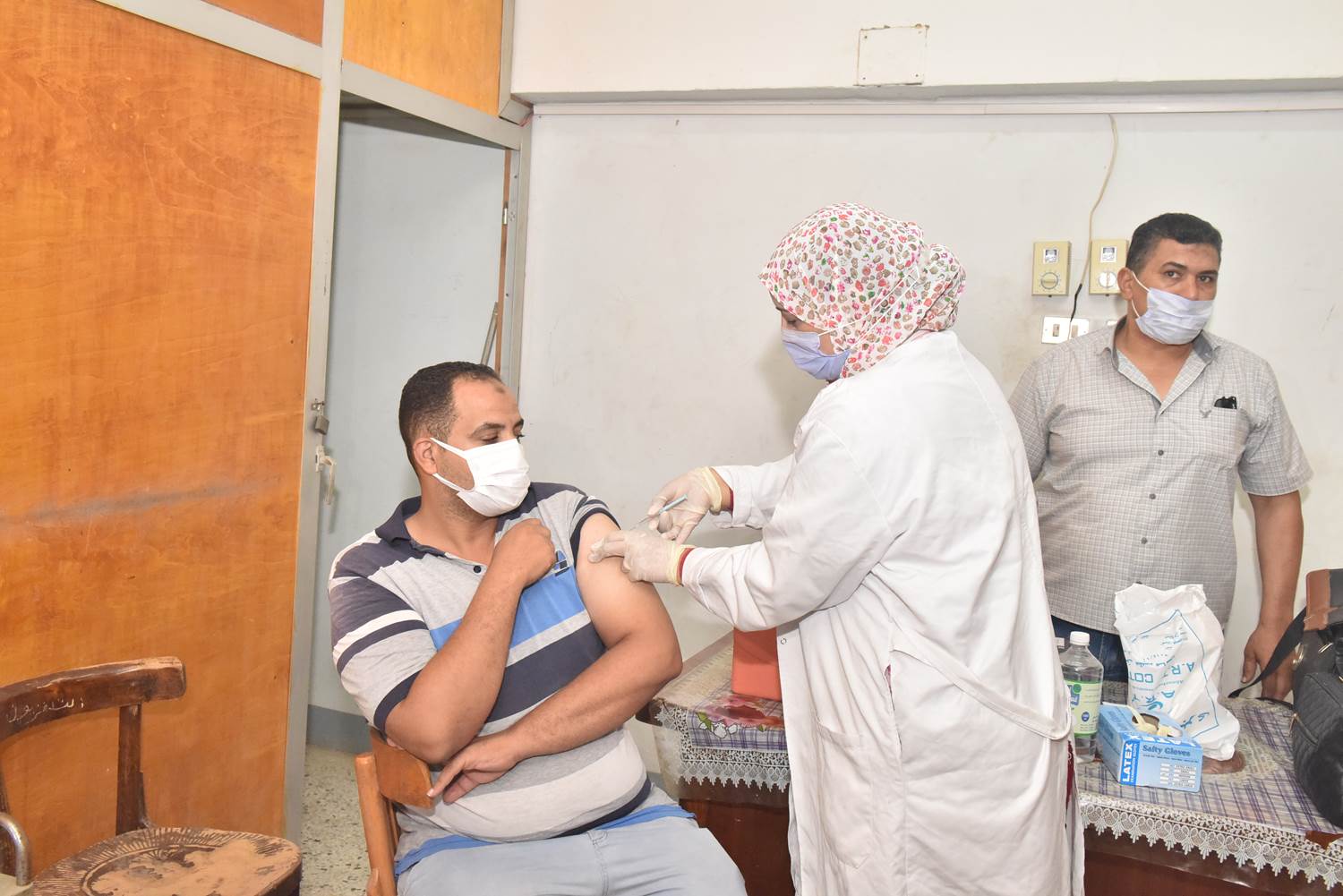 محافظ أسيوط يعلن انطلاق حملة لتلقي لقاح كورونا بديوان المحافظة (3)
