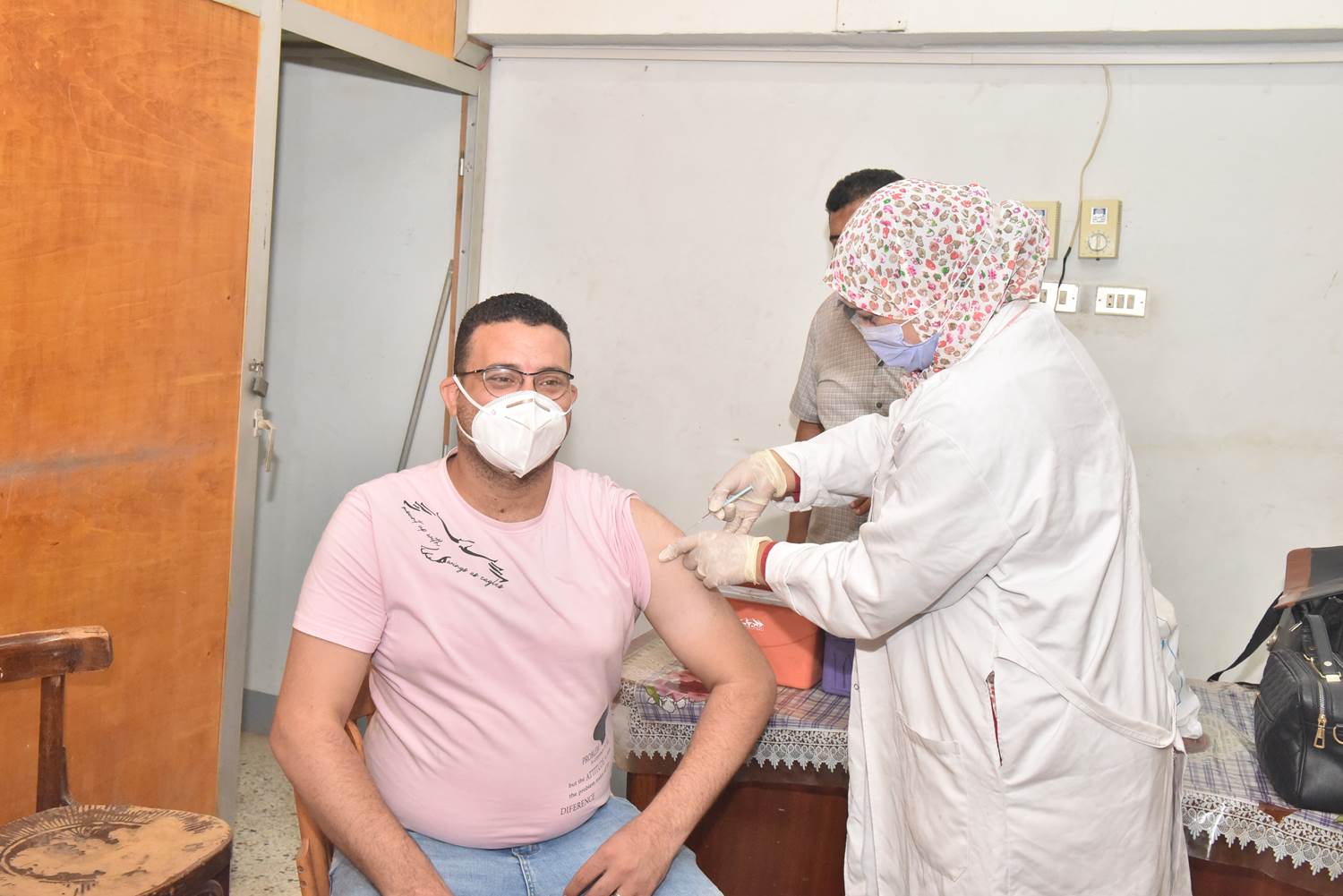 محافظ أسيوط يعلن انطلاق حملة لتلقي لقاح كورونا بديوان المحافظة (2)
