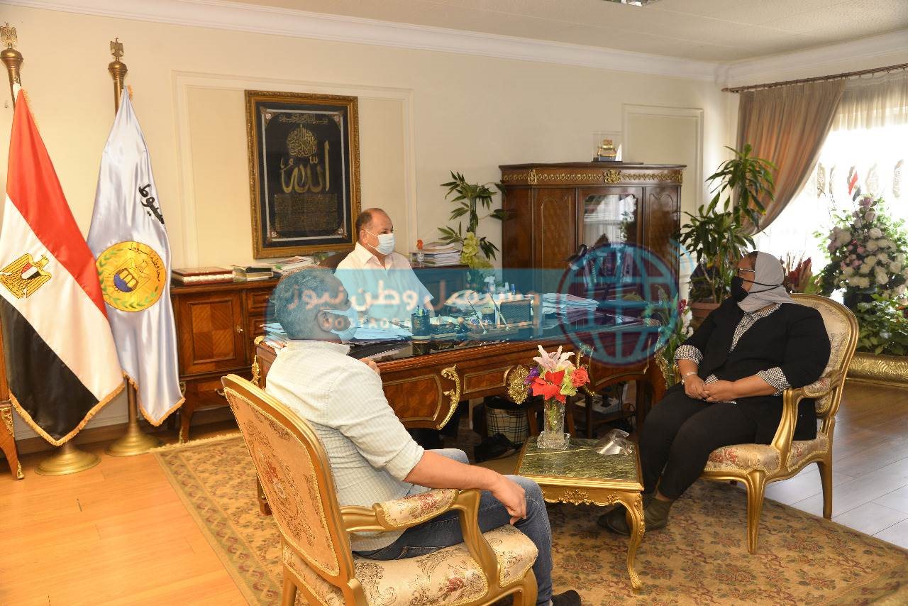 محافظ أسيوط يلتقي وفد وزارة التنمية المحلية لمتابعة أنشطة وحدة السكان (4)