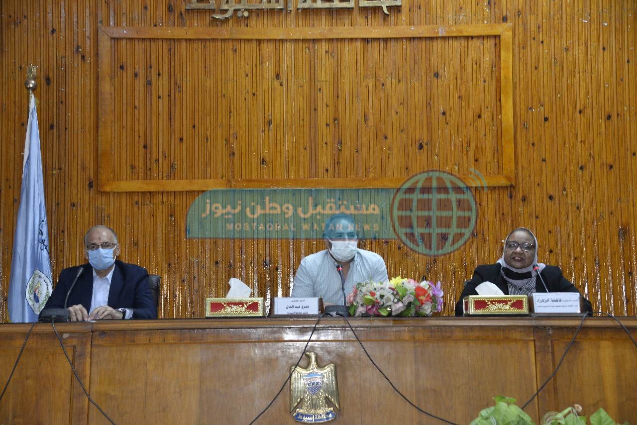 محافظ أسيوط يلتقي وفد وزارة التنمية المحلية لمتابعة أنشطة وحدة السكان (5)