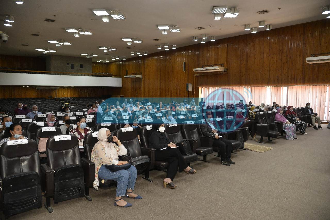 محافظ أسيوط يلتقي وفد وزارة التنمية المحلية لمتابعة أنشطة وحدة السكان (6)