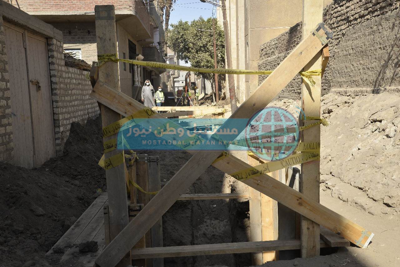 محافظ أسيوط يتفقد أعمال تنفيذ مشروع الصرف الصحي لقرية أولاد الياس بصدفا (4)