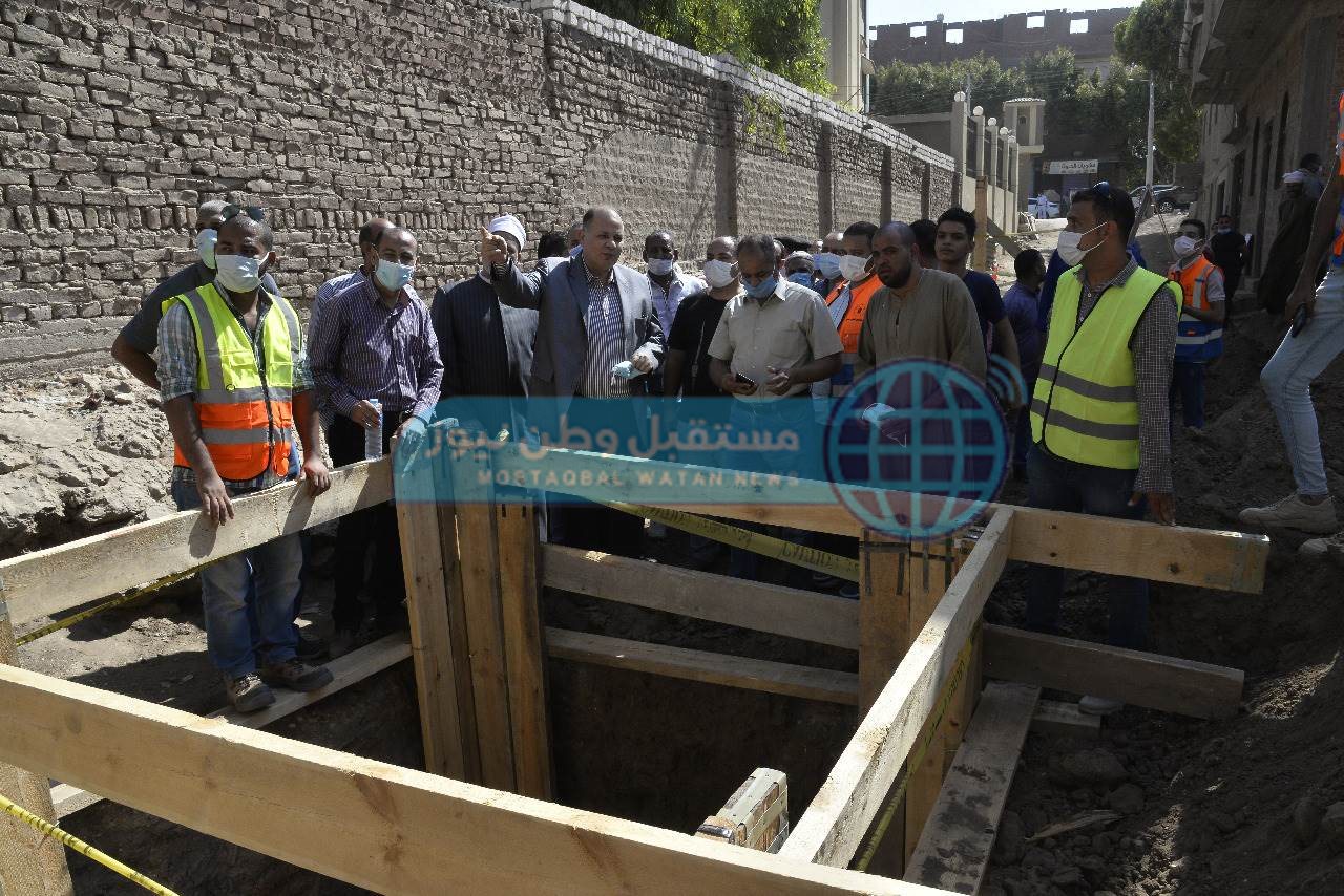محافظ أسيوط يتفقد أعمال تنفيذ مشروع الصرف الصحي لقرية أولاد الياس بصدفا (7)