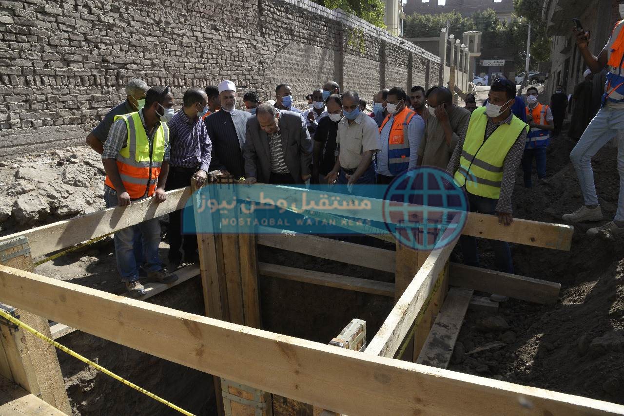 محافظ أسيوط يتفقد أعمال تنفيذ مشروع الصرف الصحي لقرية أولاد الياس بصدفا (8)