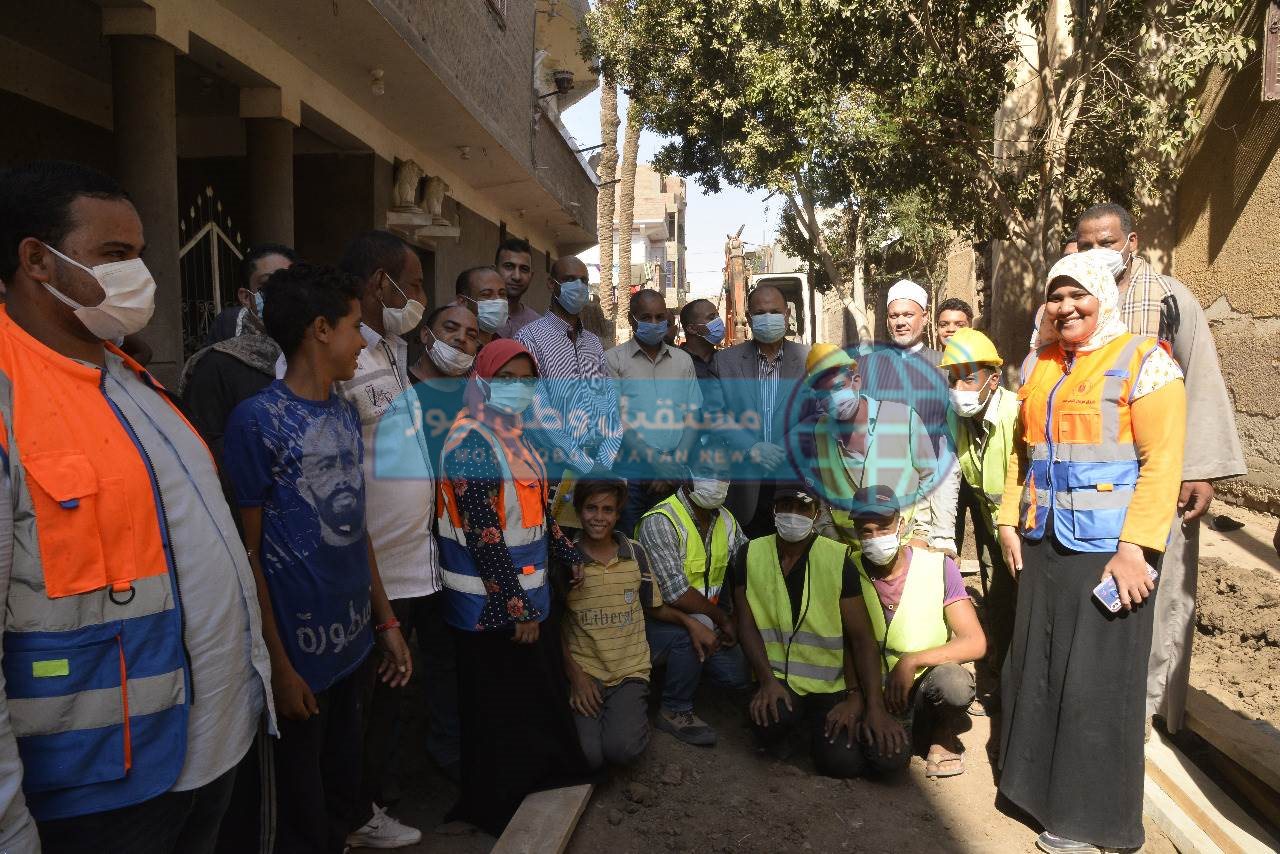 محافظ أسيوط يتفقد أعمال تنفيذ مشروع الصرف الصحي لقرية أولاد الياس بصدفا (9)