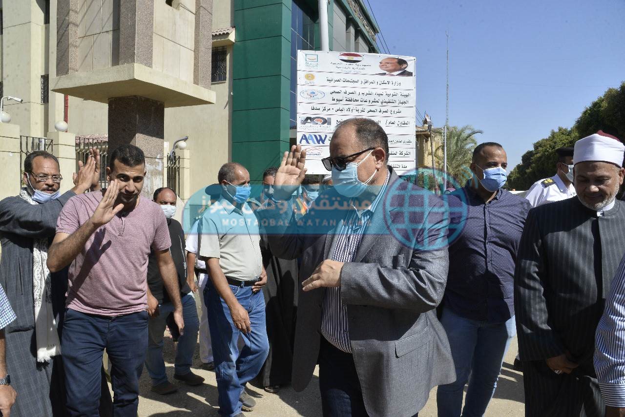 محافظ أسيوط يتفقد أعمال تنفيذ مشروع الصرف الصحي لقرية أولاد الياس بصدفا (11)
