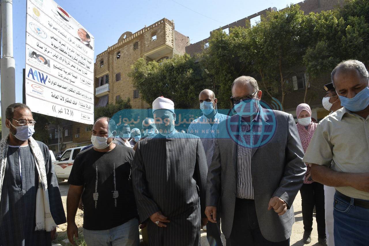 محافظ أسيوط يتفقد أعمال تنفيذ مشروع الصرف الصحي لقرية مجريس بصدفا (9)