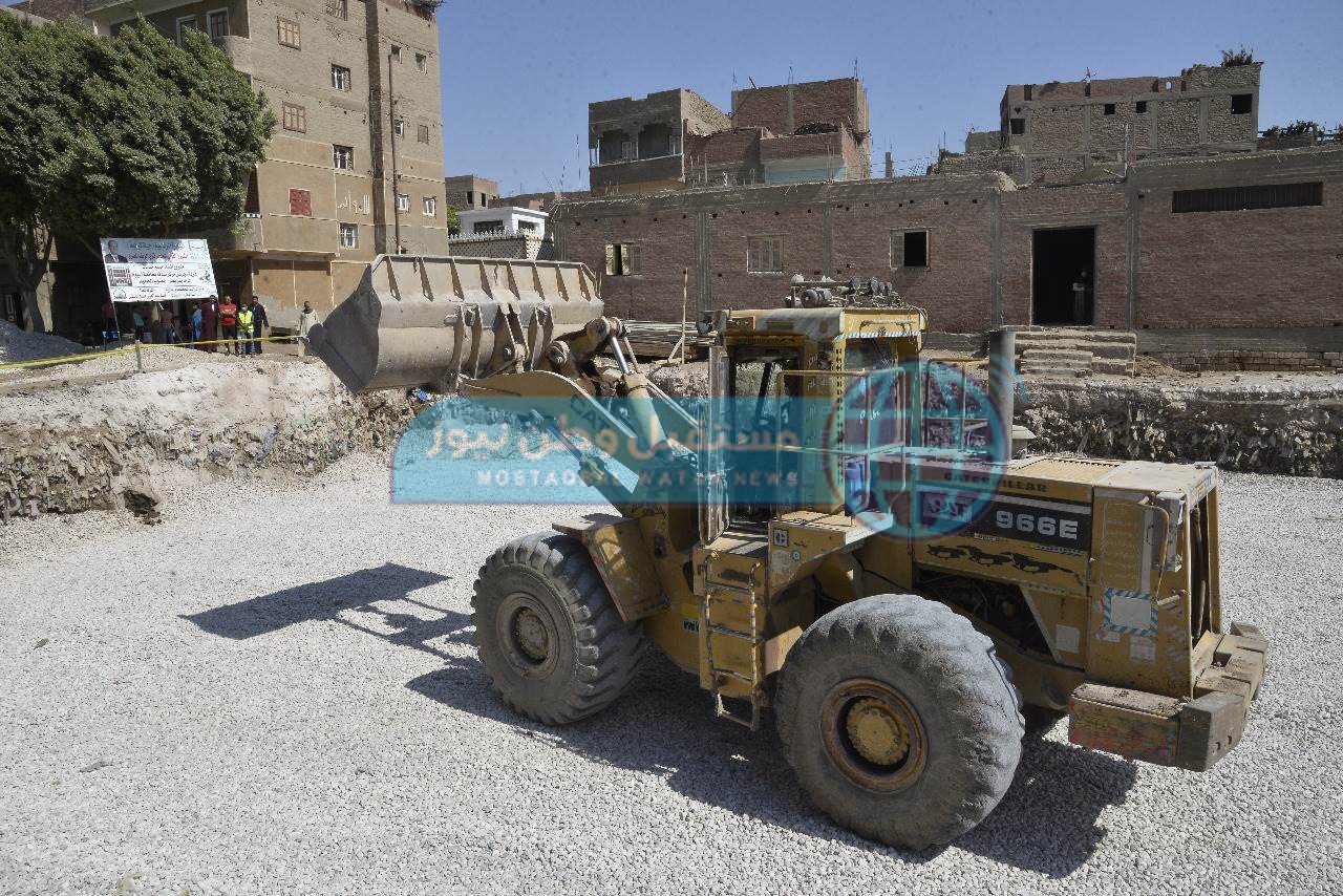 محافظ أسيوط يتفقد أعمال تنفيذ مشروع الصرف الصحي لقرية مجريس بصدفا (7)