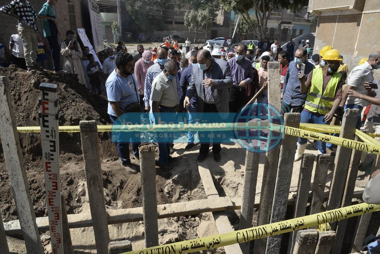 محافظ أسيوط يتفقد أعمال تنفيذ مشروع الصرف الصحي لقرية مجريس بصدفا (5)