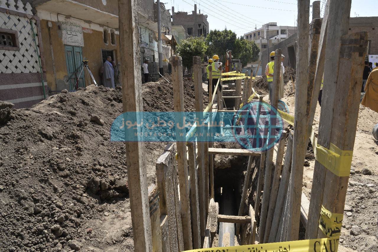 محافظ أسيوط يتفقد أعمال تنفيذ مشروع الصرف الصحي لقرية مجريس بصدفا (2)