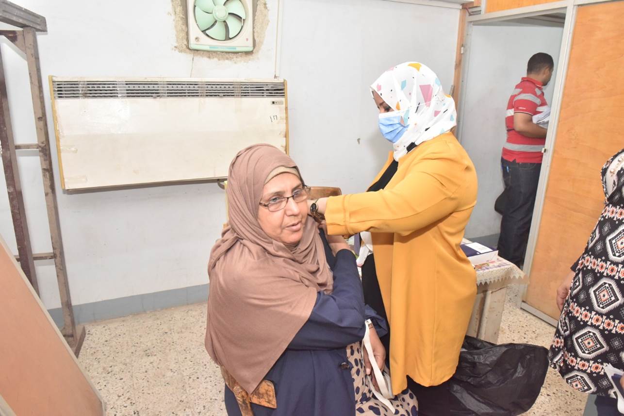 تواصل حملة تلقي لقاح كورونا بديوان المحافظة لليوم الخامس على التوالي (7)
