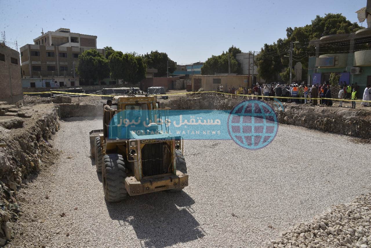 محافظ أسيوط يتفقد انشاء مجمع الخدمات بقرية مجريس بصدفا (4)