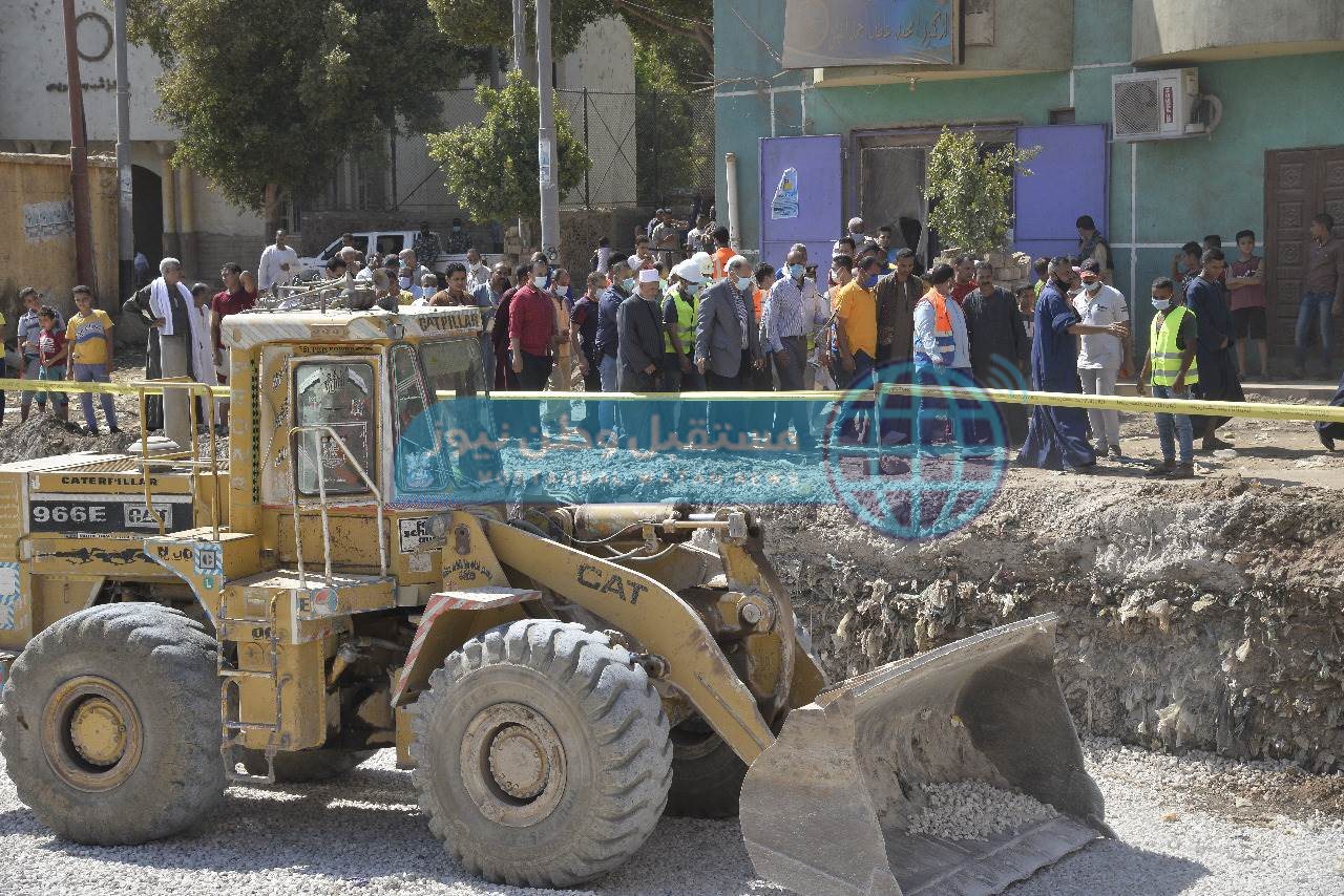 محافظ أسيوط يتفقد انشاء مجمع الخدمات بقرية مجريس بصدفا (3)