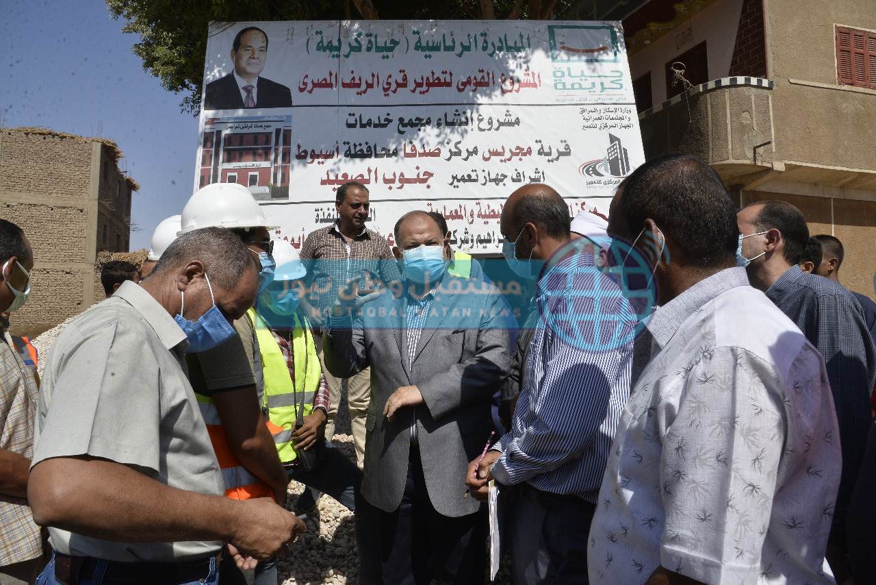محافظ أسيوط يتفقد انشاء مجمع الخدمات بقرية مجريس بصدفا (1)